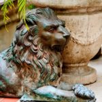 05 Ritz-Courtyard-Lion