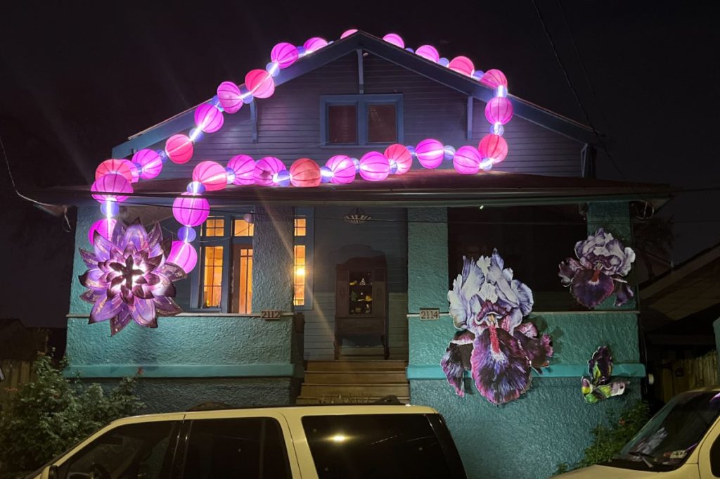 Mardi Gras House Float Lighted Giant Beaded Necklace Decor (2)
