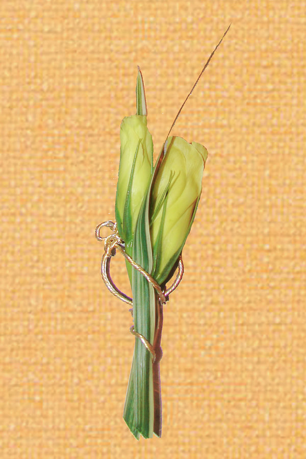 Sculptural Boutonniere With Cream 2 Dli Natural Bright 1 Opt 106kb