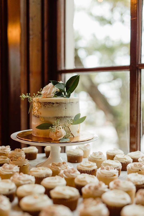 Wedding Cake With Live Flowers And Greenery Kristen Souleau Photography 404 Scaled Opt